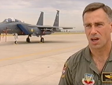 Βίντεο: Η συγκλονιστική ιστορία του πιλότου που εκτινάχθηκε ενώ πετούσε με υπερηχητική ταχύτητα και επιβίωσε